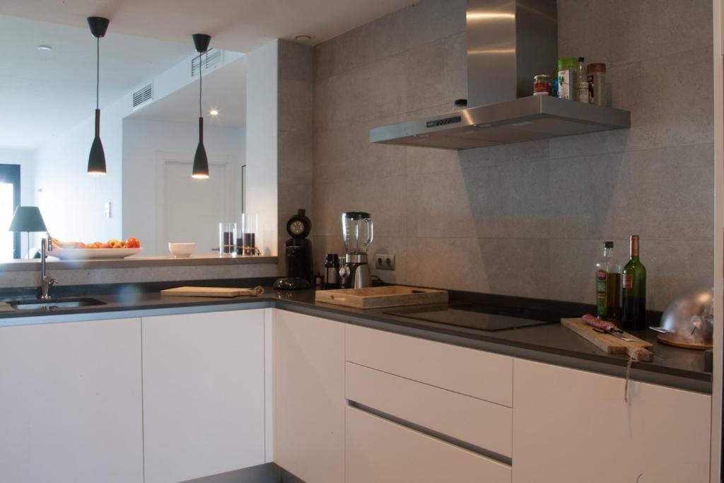 Kuchyň nebo kuchyňský kout v ubytování Luxury Apartment Sea, Golf and Gibraltar View, Alcaidesa The Links, Ap 102
