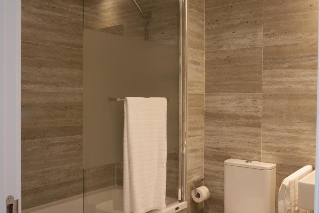 Koupelna v ubytování Luxury Apartment Sea, Golf and Gibraltar View, Alcaidesa The Links, Ap 102
