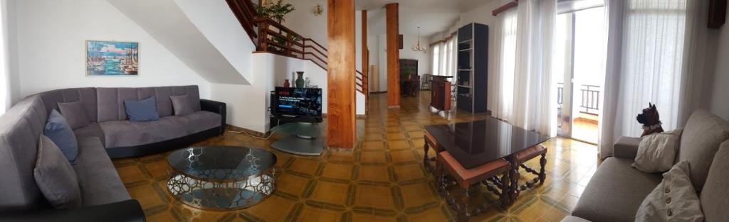 プンタ・デル・イダルゴにあるMarea Altaのリビングルーム(ソファ、テーブル付)