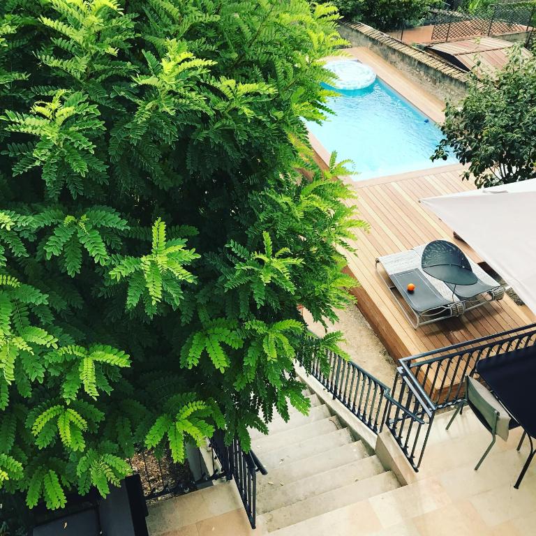Una vista aérea de una piscina con un árbol. en Maison TANDEM, en Cluny