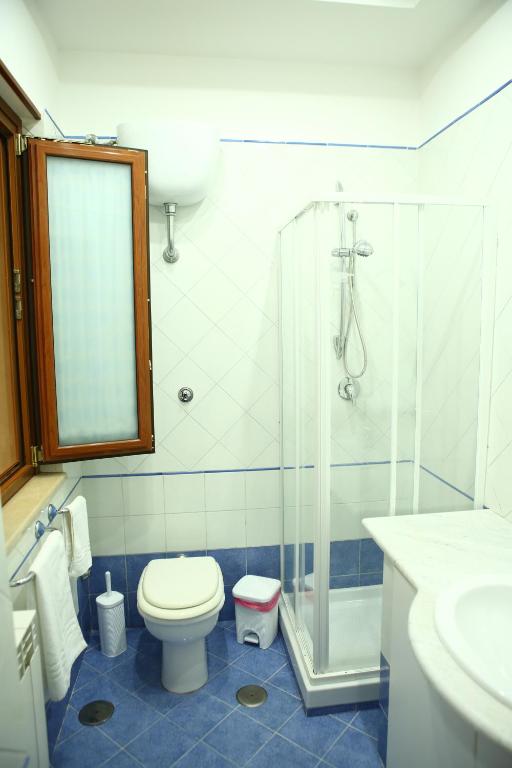 łazienka z prysznicem, toaletą i umywalką w obiekcie B&B Cornelia w mieście Pompeje