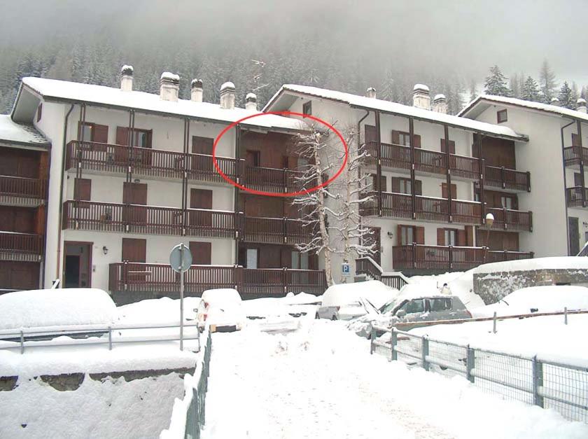 een met sneeuw bedekt gebouw met een rode cirkel erop bij Isa in La Thuile