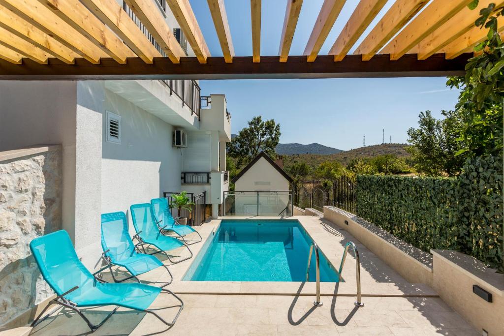 Bazén v ubytování House Luce with pool nebo v jeho okolí