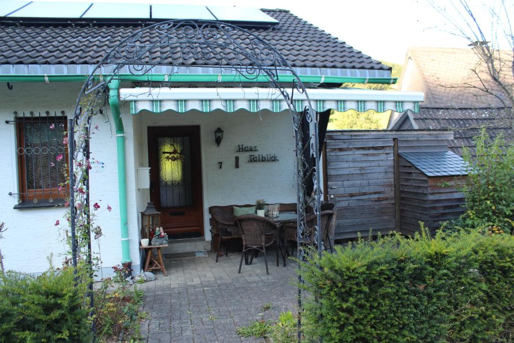 eine Veranda eines Hauses mit einem Tisch darin in der Unterkunft Haus Talblick in Schmallenberg