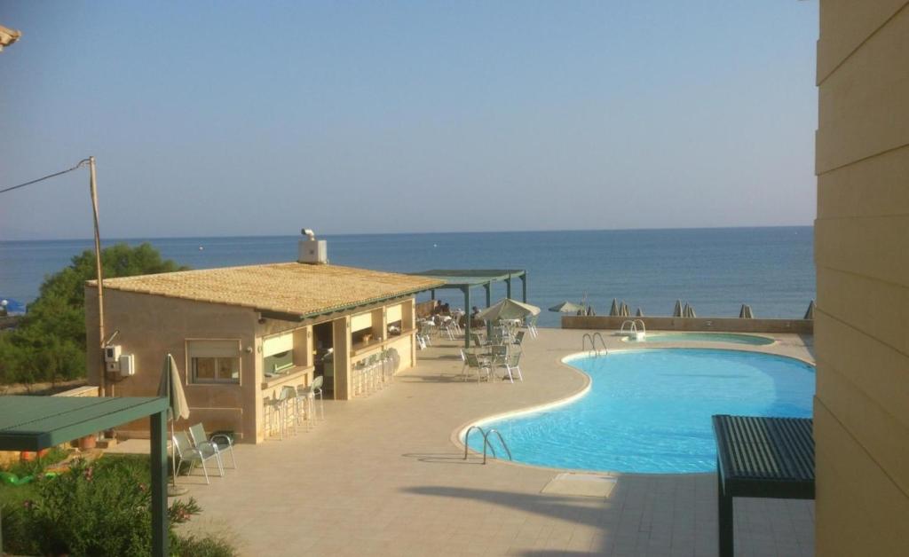 Bazén v ubytování Lissos Beach nebo v jeho okolí