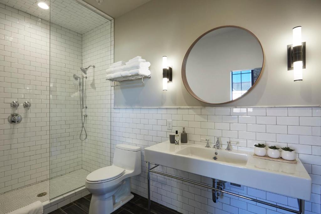 Kinn Guesthouse Bay View - King Suite (Suite 1)