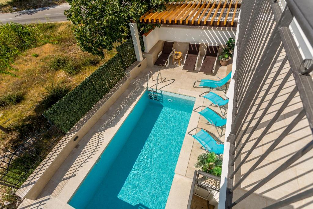 Bazén v ubytování House Luce with pool nebo v jeho okolí