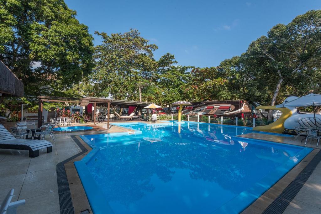 una piscina en un complejo con un tobogán en Hotel Mundaí Praia Camping e Est para Mh, en Porto Seguro