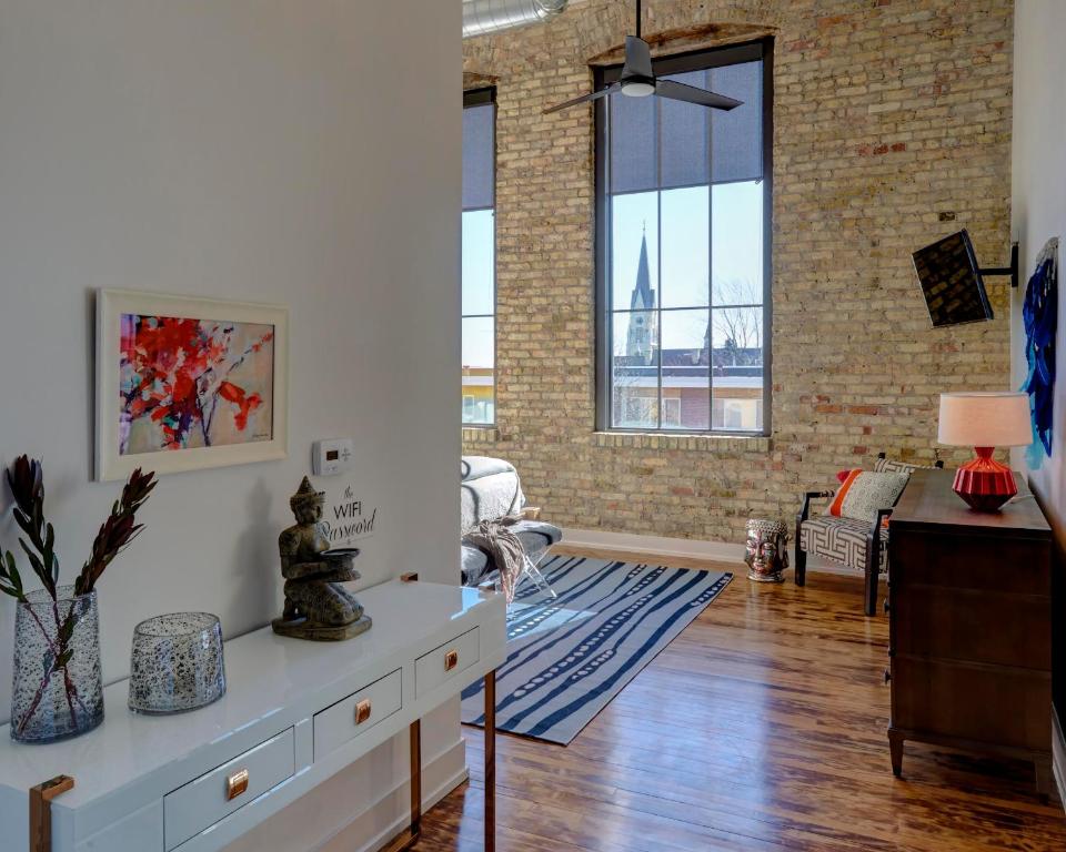 Kinn Guesthouse Bay View - King (Suite 6)
