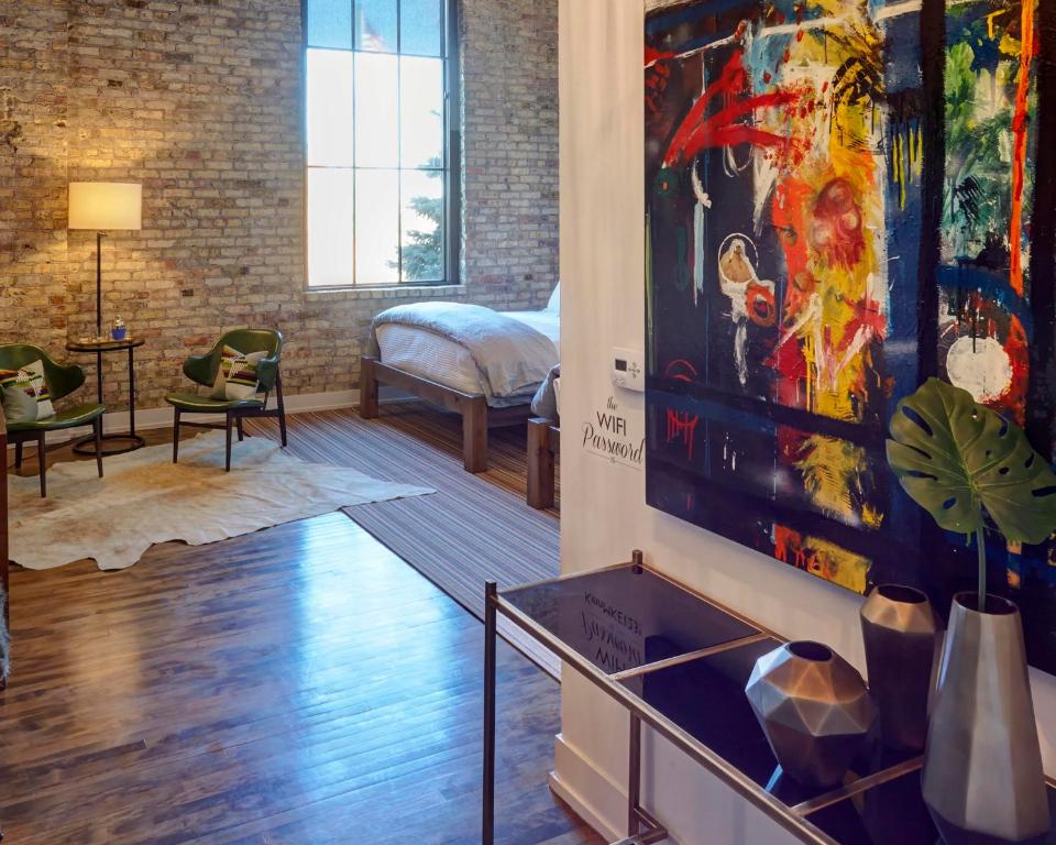 Kinn Guesthouse Bay View - Queen Suite (Suite 3)