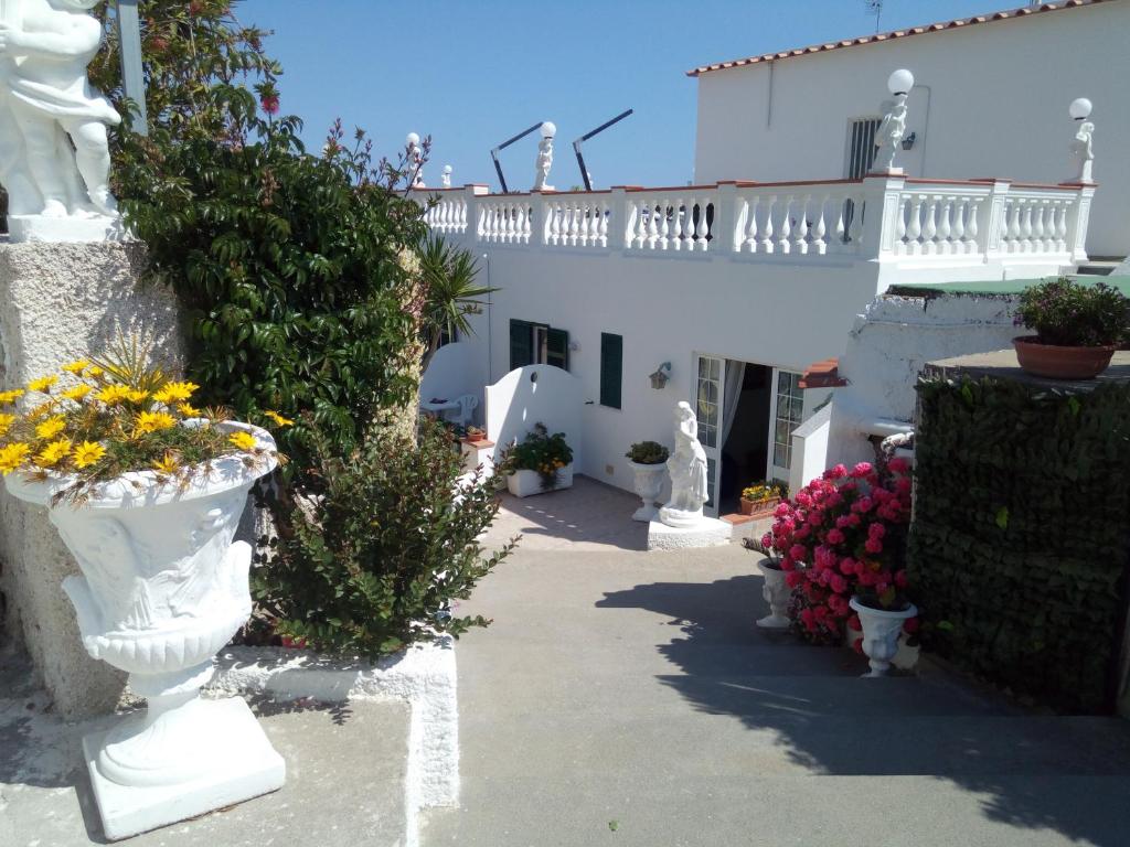 ein weißes Gebäude mit Blumen davor in der Unterkunft Villa Natalina in Ischia