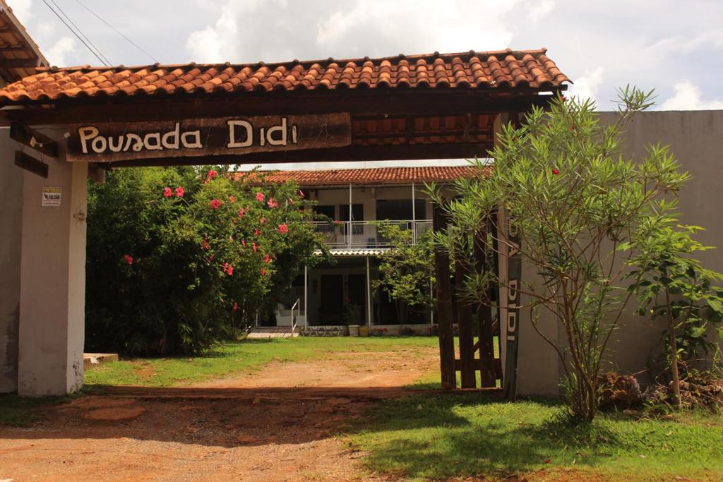 シャパダ・ドス・ギマランイスにあるPousada do Didi Chapada dos Guimaraes.の建物前の庭台