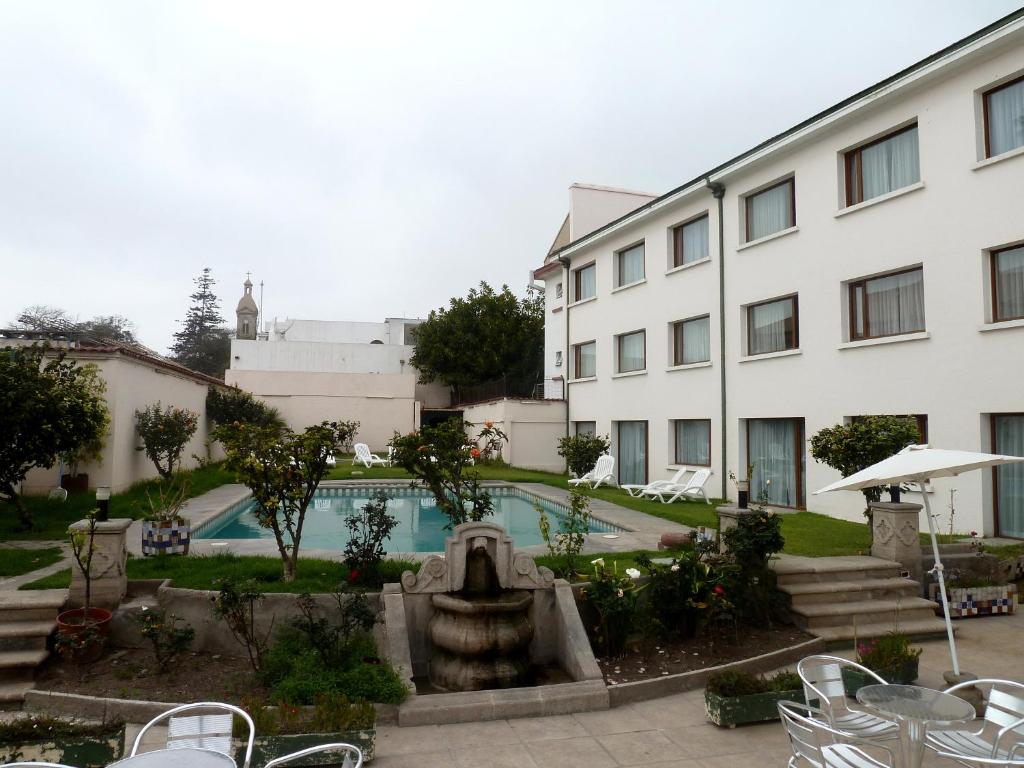 Bazén v ubytování Hotel Francisco De Aguirre nebo v jeho okolí