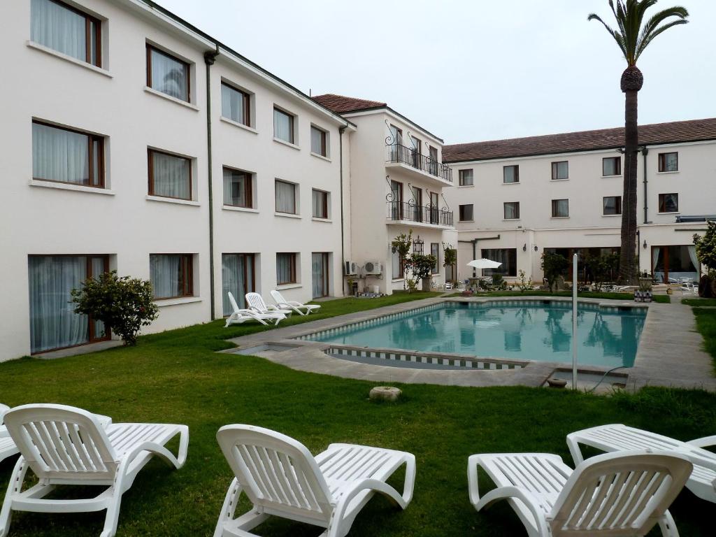 Bazén v ubytování Hotel Francisco De Aguirre nebo v jeho okolí