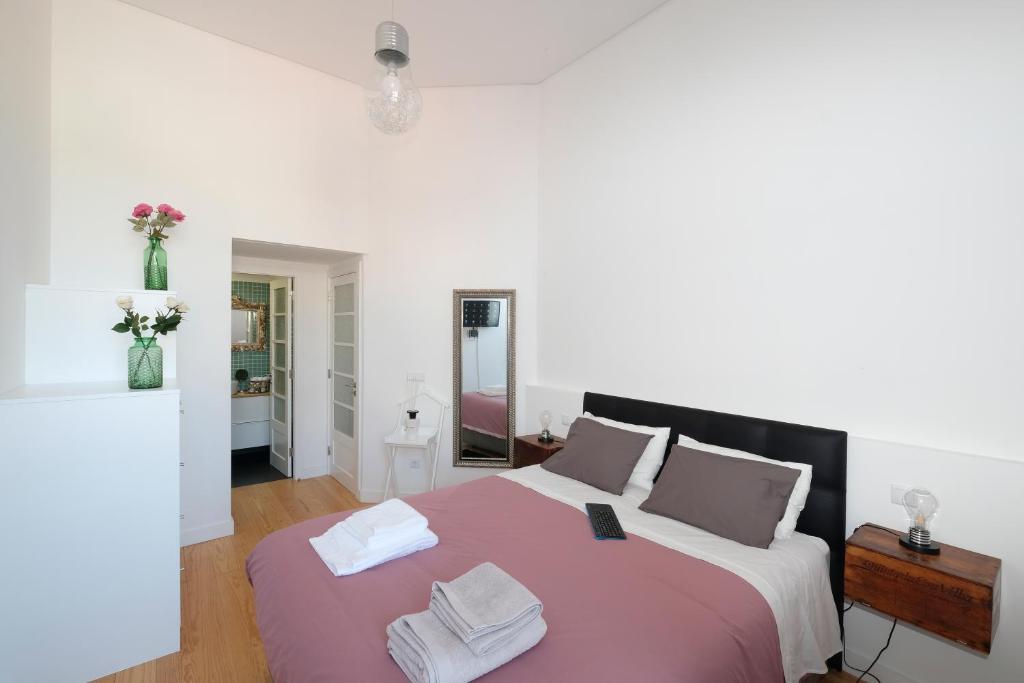 una camera da letto con un grande letto con due asciugamani di Porto Duke's House a Porto