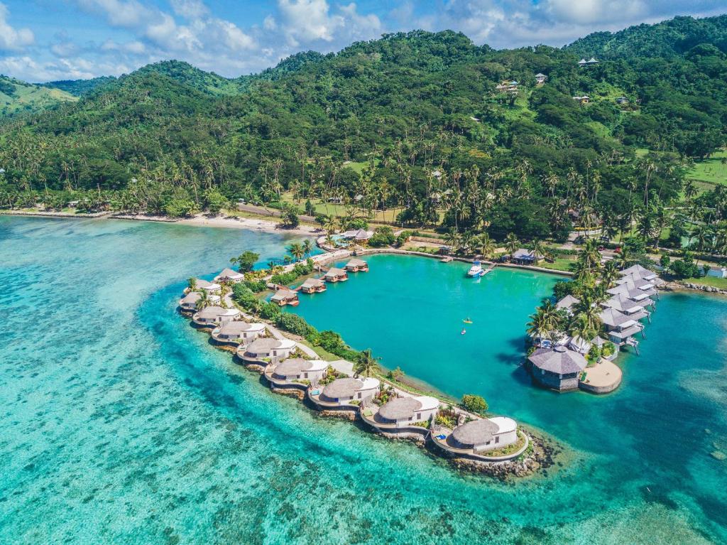 una vista aérea de un complejo en el océano en Koro Sun Resort & Rainforest Spa, en Savusavu