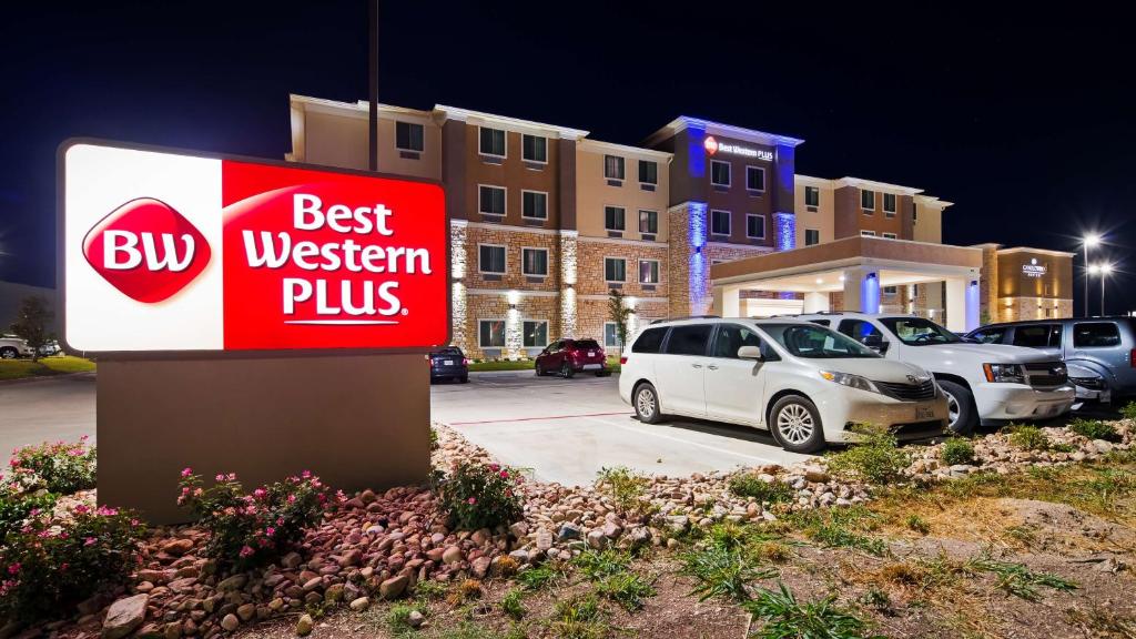 布達的住宿－Best Western Plus Buda Austin Inn & Suites，停车场前的最好的西方加标志