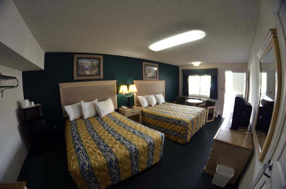 Postel nebo postele na pokoji v ubytování Empire Inn & Suites Absecon/Atlantic City