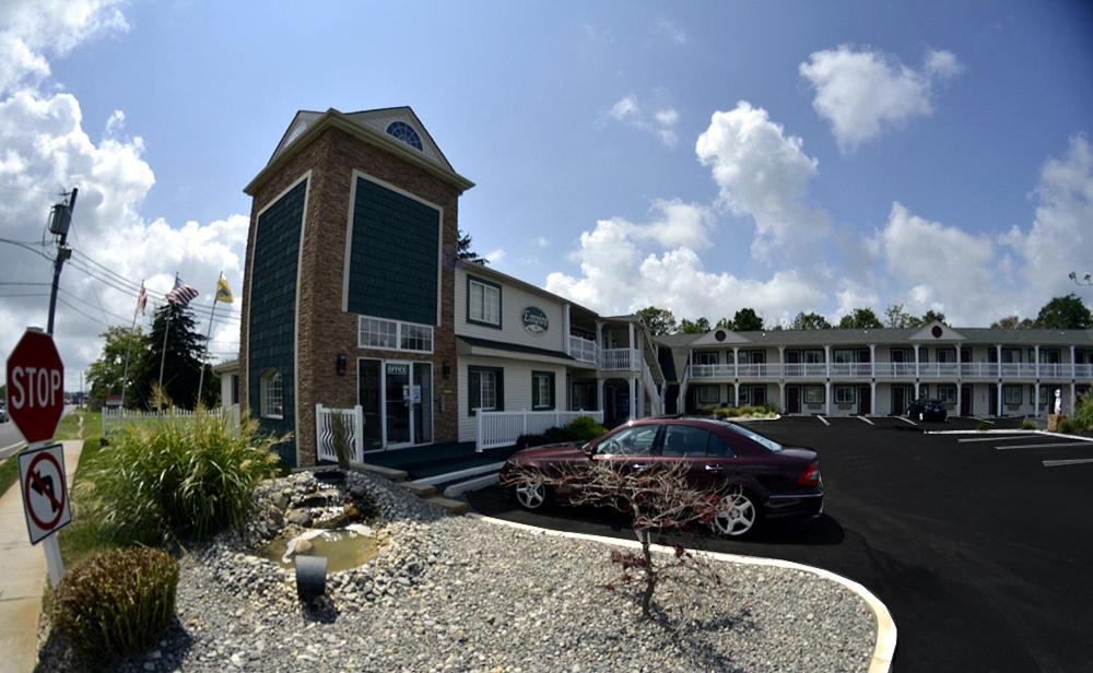 a car parked in a parking lot in front of a building at Empire Inn & Suites Absecon/Atlantic City in Absecon