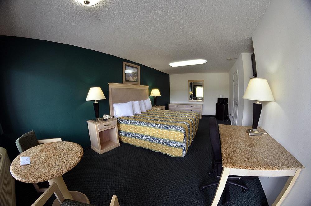 Postel nebo postele na pokoji v ubytování Empire Inn & Suites Absecon/Atlantic City