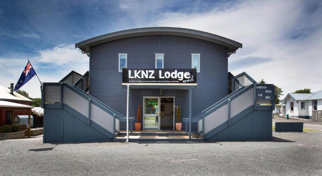 um edifício azul com um cartaz que diz Ivl Lodge em LKNZ Lodge & Cafe em Ohakune