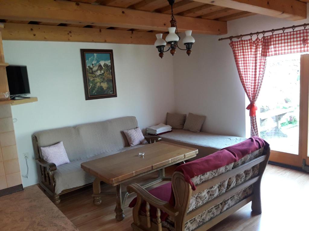 un soggiorno con divano e tavolo di Ubytovanie u Ferka a Vitanová