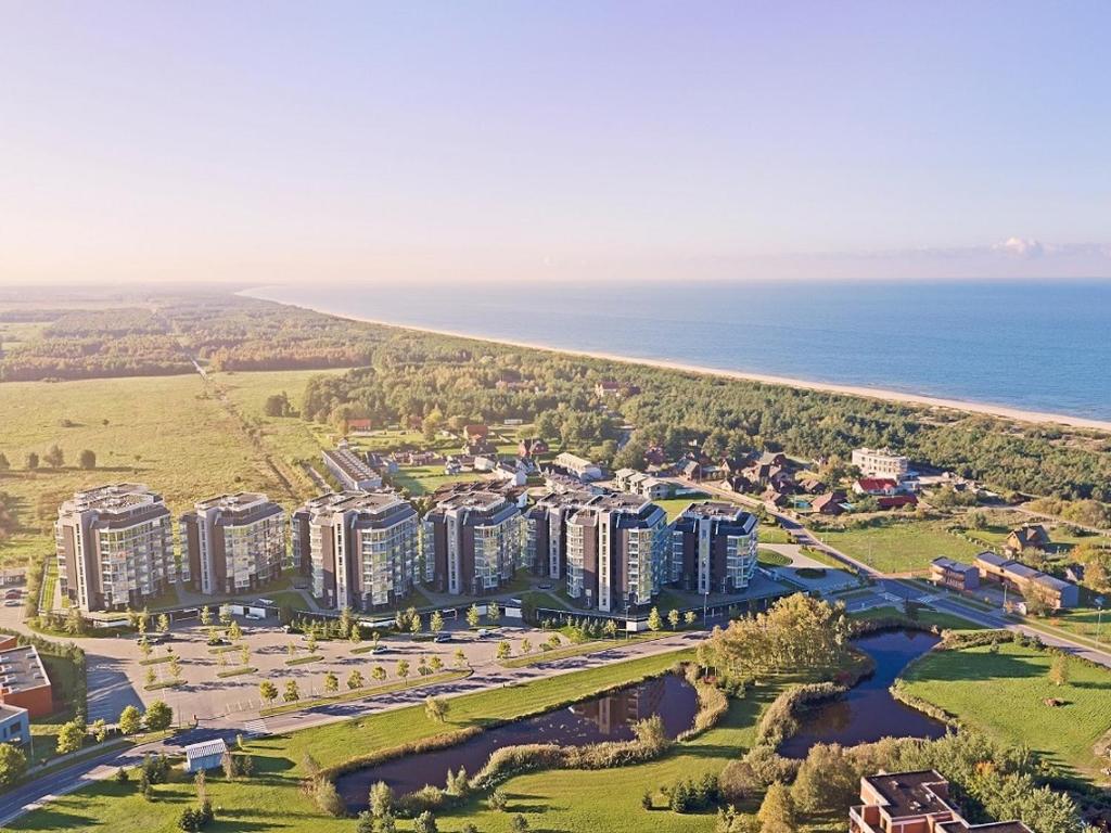 帕蘭加的住宿－Elija apartments Palanga (Sventoji)，海洋旁城市的空中景观