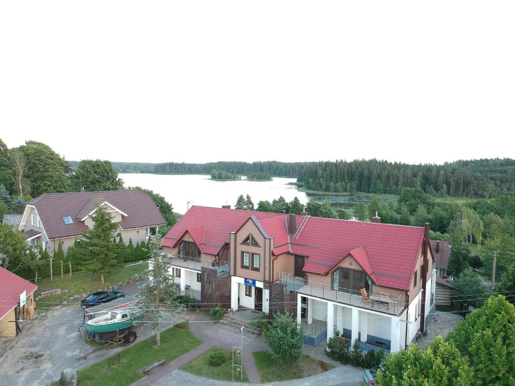 uma vista aérea de uma casa com telhado vermelho em Auksinė gervė em Berżory