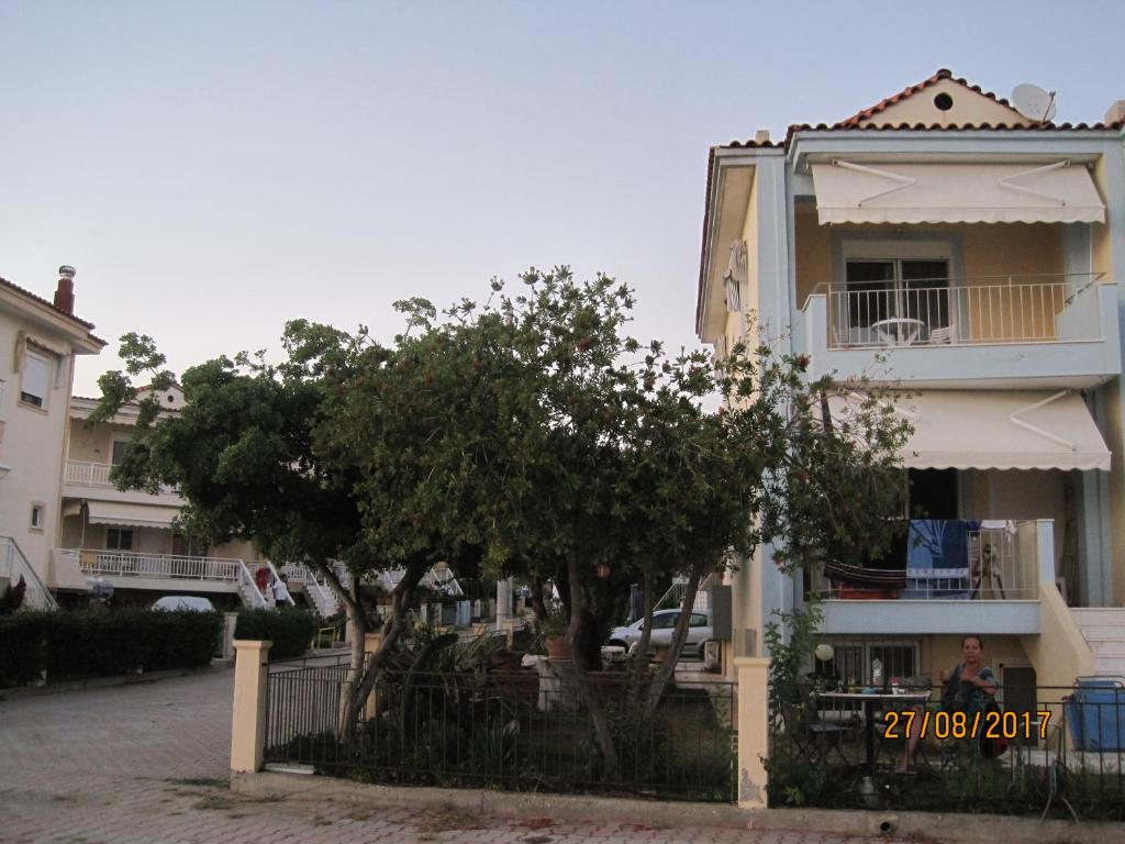 YerakiníにあるPorto Maria Holiday Homeの木の前の建物