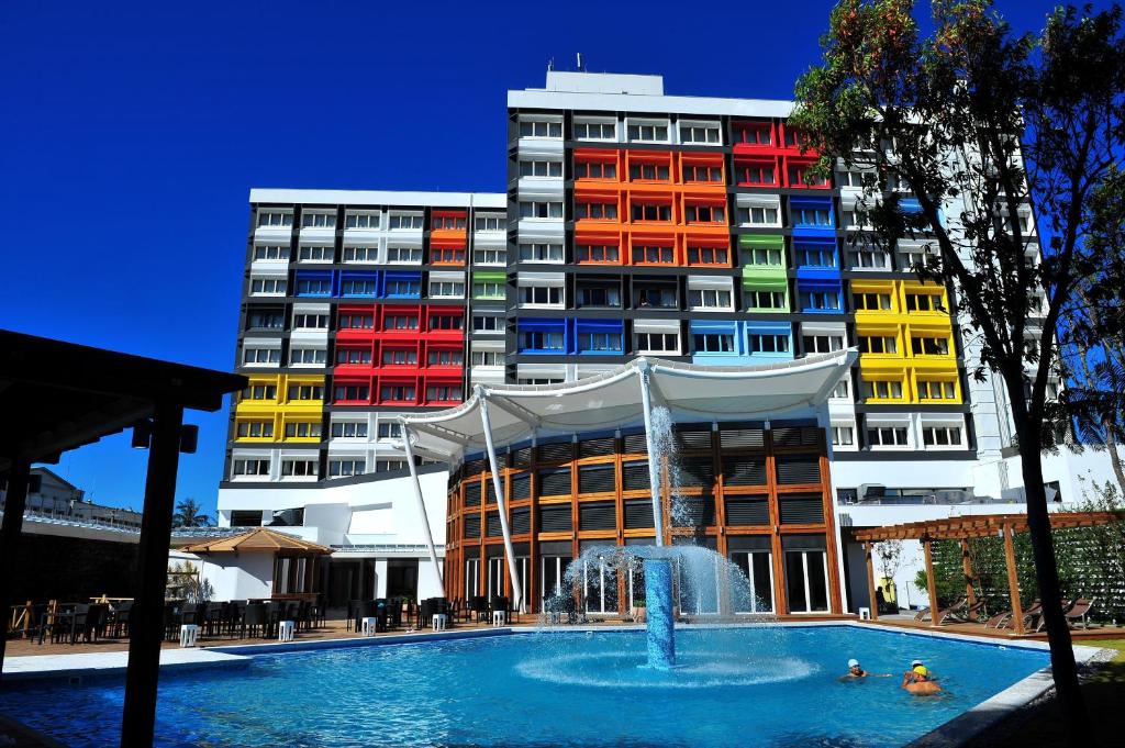 花蓮市的住宿－翰品酒店 - 花蓮，建筑物前方有喷泉的建筑物