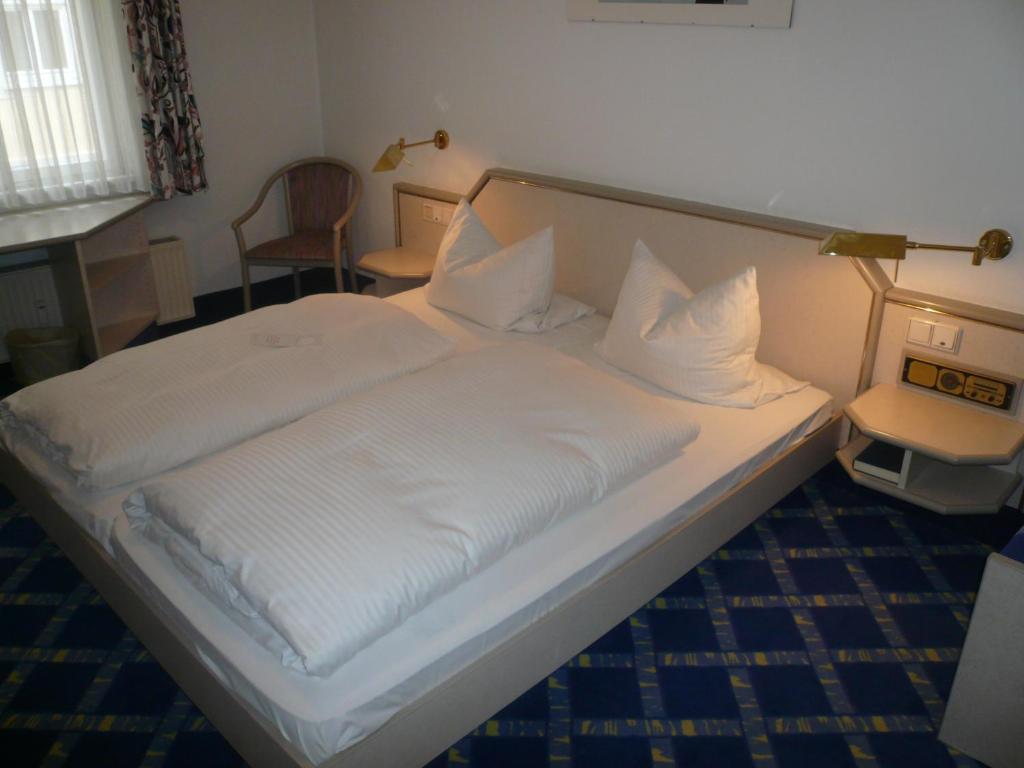מיטה או מיטות בחדר ב-Boardinghaus zu Coburg Residenz