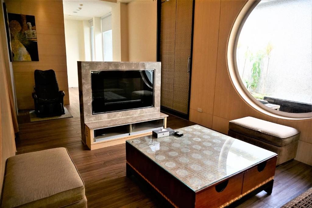 TV a/nebo společenská místnost v ubytování Her Home Spa Motel Xinying