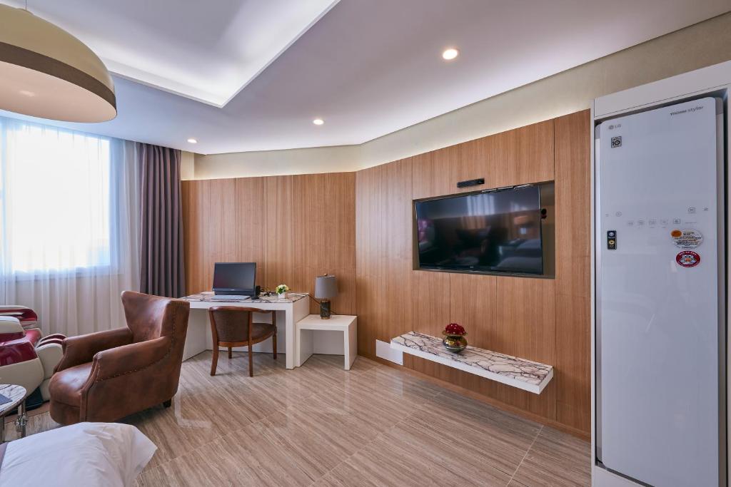 TV a/nebo společenská místnost v ubytování Gwangju Aura Hotel
