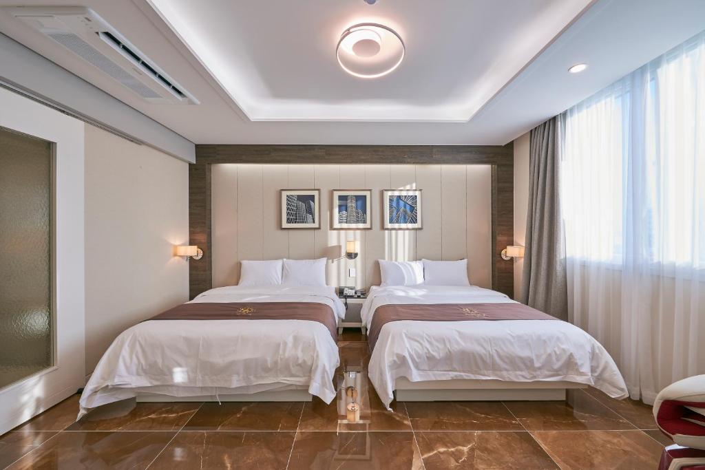 Postel nebo postele na pokoji v ubytování Gwangju Aura Hotel