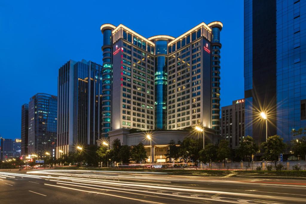 um edifício alto com luzes na cidade à noite em Vanburgh Hotel - Free shuttle bus transfer during Canton Fair em Guangzhou