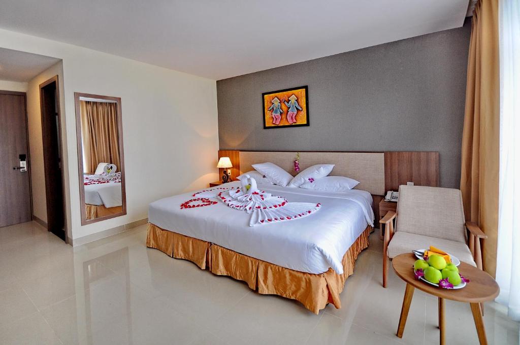 Giường trong phòng chung tại Rigel Hotel