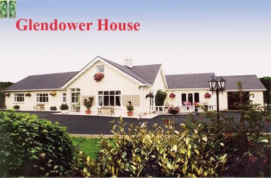 ニュー・ロスにあるGlendower Houseの白い家