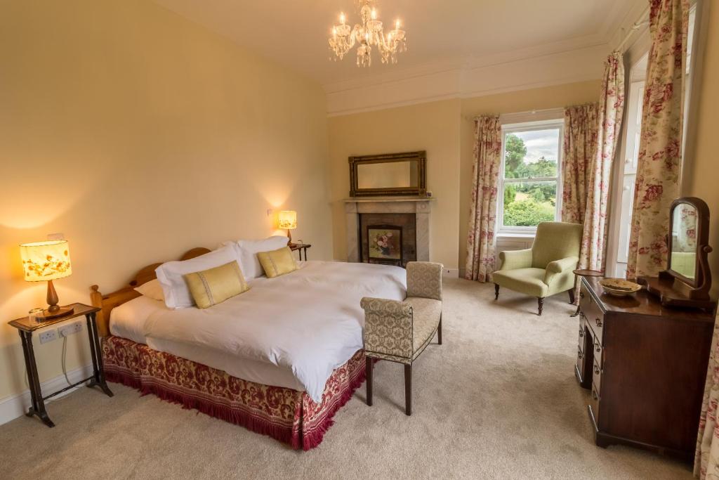 Un pat sau paturi într-o cameră la Dunmore Gardens