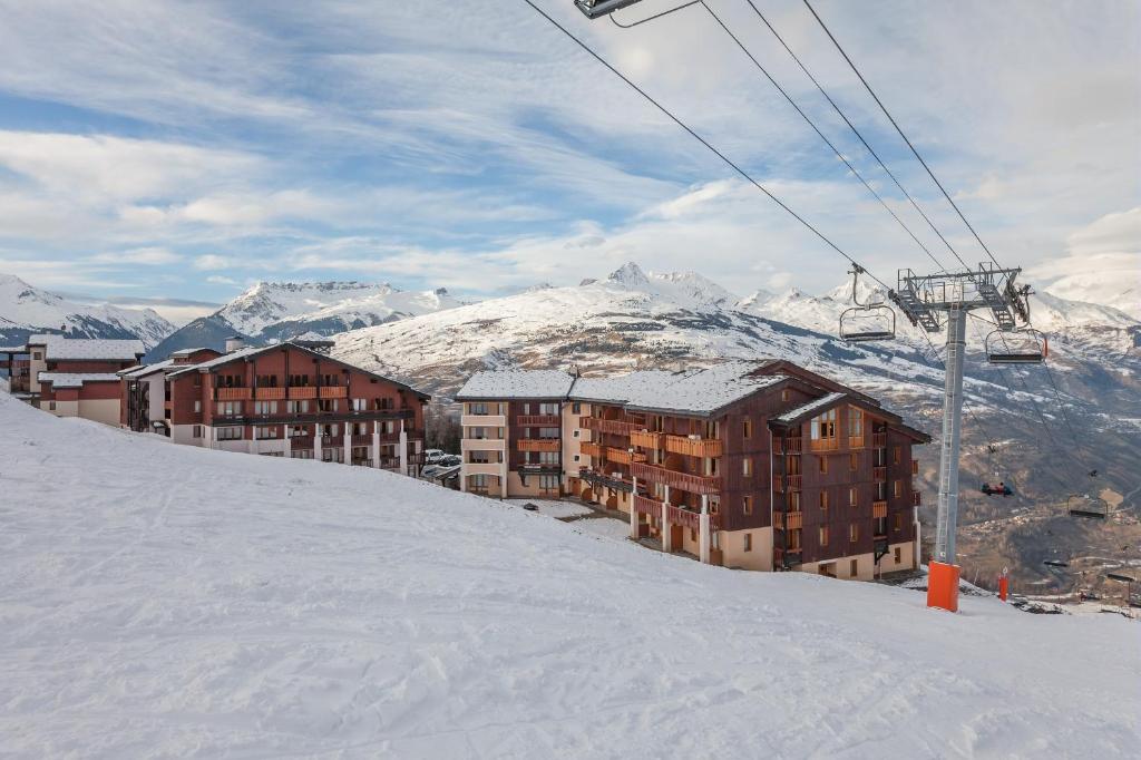 レ・コシュにあるResidence La Marelle et Le Rami - maeva Homeのスキーリフト付きの雪の中のスキーリゾート