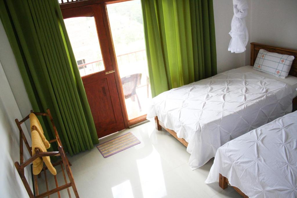 Postel nebo postele na pokoji v ubytování Elegant Home Stay