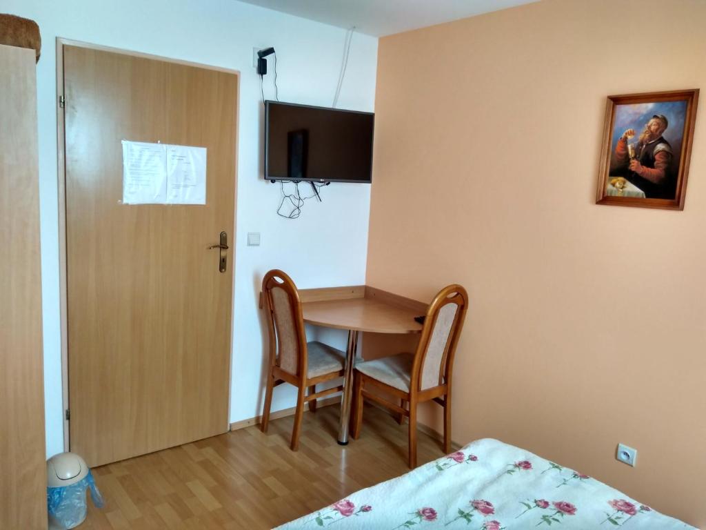 A television and/or entertainment centre at Penzion Rosnicka Liesek