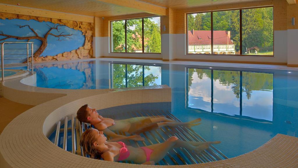 Bazén v ubytovaní Hotel Buczyński Medical & SPA alebo v jeho blízkosti