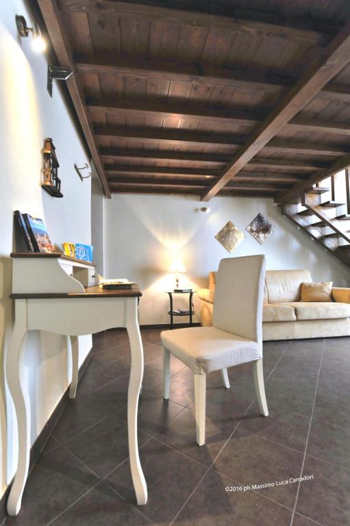 salon z białym pianinem i kanapą w obiekcie Charming Suite Cavour heart of Florence we Florencji