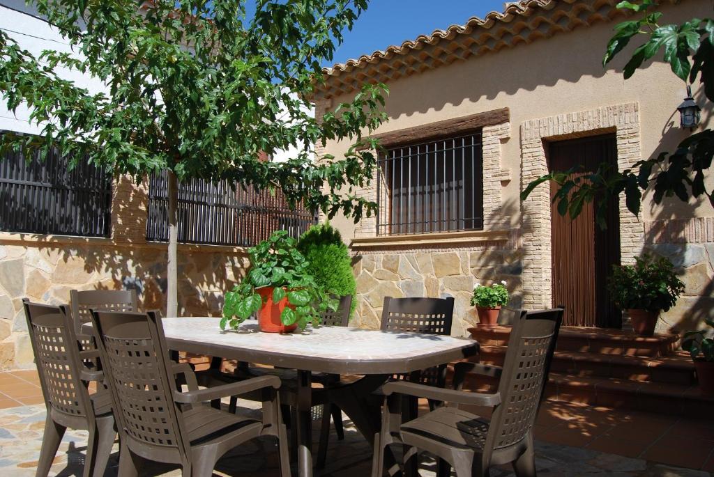 un tavolo e sedie di fronte a una casa di Casa Rural Parajes del Júcar a Casas de Benítez