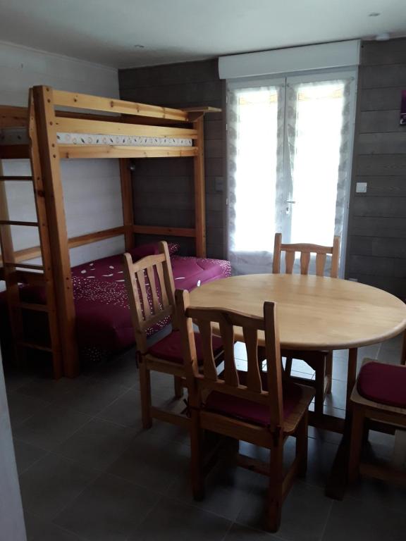 Postel nebo postele na pokoji v ubytování Studio de la corbaz