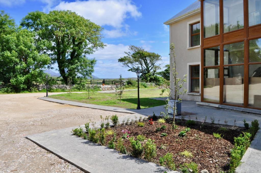 un jardín frente a un edificio en Island View Luxury Apartment en Clifden