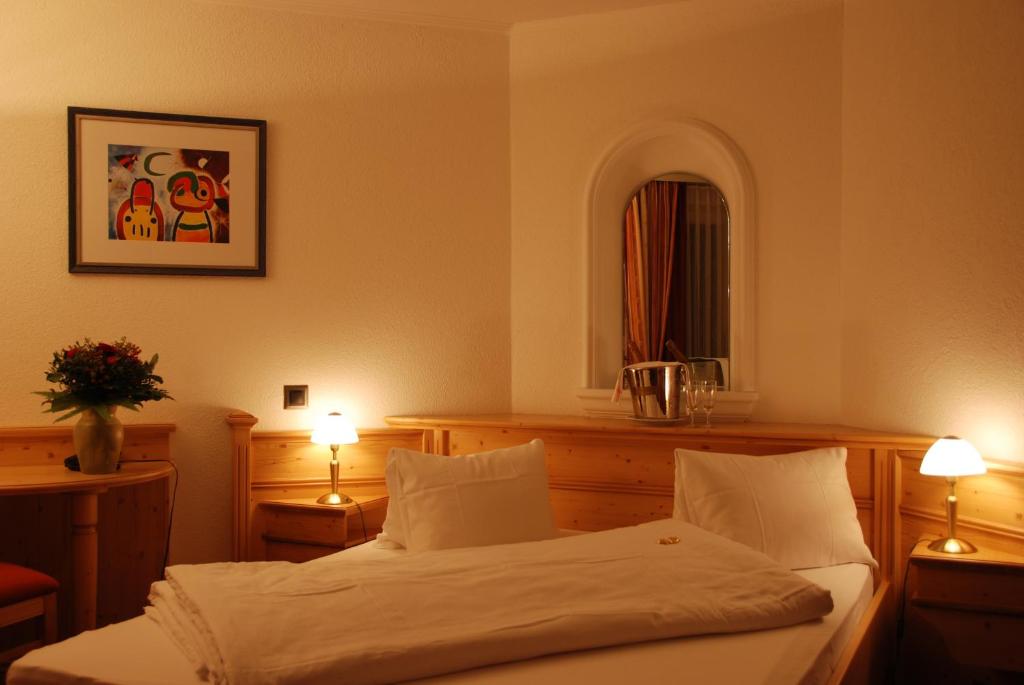 Postel nebo postele na pokoji v ubytování Hotel Brienz