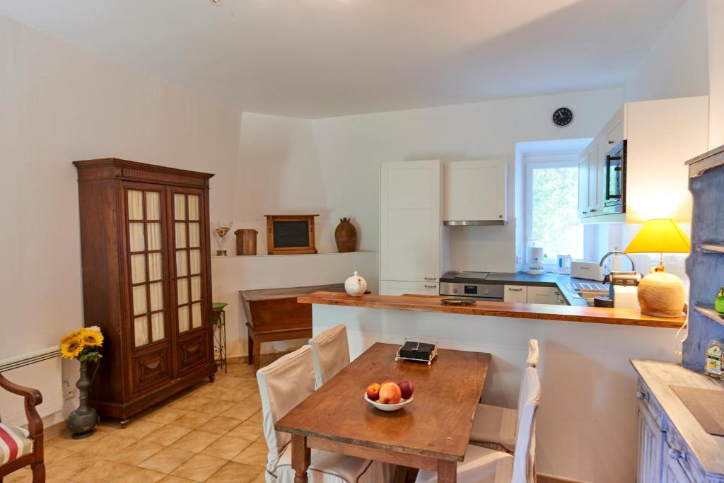 eine Küche mit einem Tisch und einer Obstschale darauf in der Unterkunft Petite Maison Campomoro in Campomoro