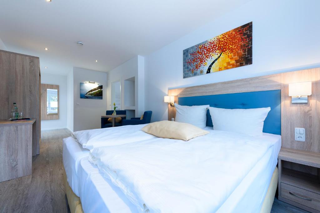 Postel nebo postele na pokoji v ubytování Hotel Boddenhus Garni