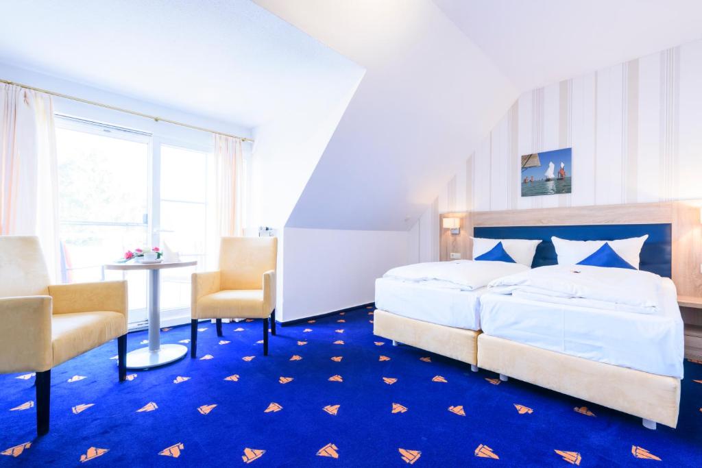 Postel nebo postele na pokoji v ubytování Hotel Boddenhus Garni